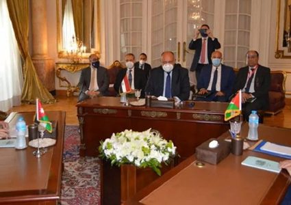 ما مرتكز الاجتماع الثلاثي لوزراء خارجية مصر والأردن وفلسطين ؟