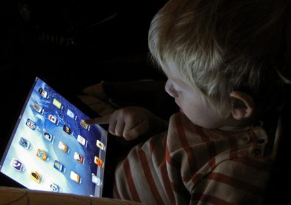 أخطر الآثار الجانبية المترتبة على إدمان الأطفال على الشاشات