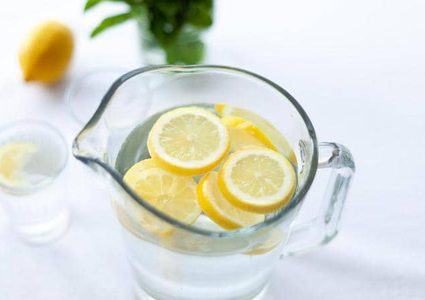 الماء الدافئ بالليمون يحدث ضررا هائلاً بالأسنان