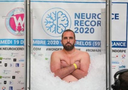 فرنسي يحطم الرقم القياسي العالمي بالبقاء في وعاء مع الجليد