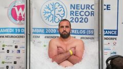 فرنسي يحطم الرقم القياسي العالمي بالبقاء في وعاء مع الجليد