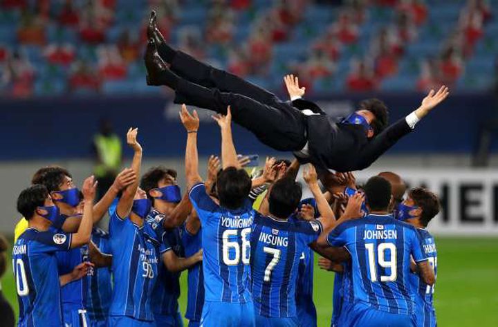 رغم تتويجه باللقب الآسيوي مدرب أولسان الكوري يتخلى عن منصبه