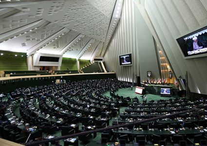 البرلمان الإيراني يسمح بترشح ضباط الجيش