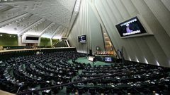 البرلمان الإيراني يسمح بترشح ضباط الجيش