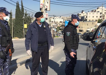 إغلاق محال تجارية وتحرير مخالفات في الخليل