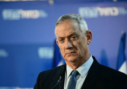 "كاحول لافان" يواجه خطر الانشقاق بسبب قرارات زعيمه