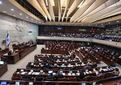 الكنيست يصادق على تأجيل الموازنة الإسرائيلية لمنع الانتخابات