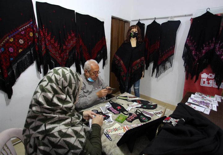 صناعة كمامات مطرزة في غزة