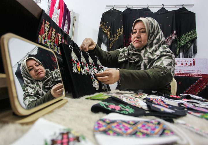 صناعة كمامات مطرزة في غزة