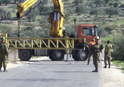 قوات الاحتلال تنصب بوابتين حديديتين قرب عين الساكوت في الأغوار