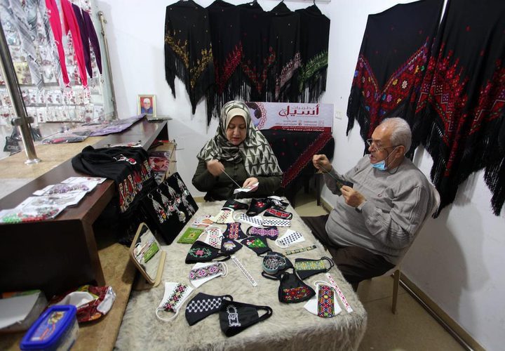 صناعة كمامات مطرزة في غزة