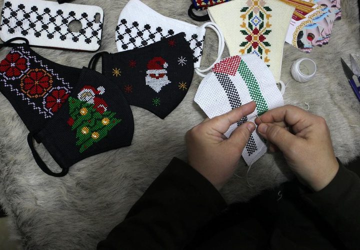 صناعة كمامات مطرزة في غزة