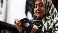 صناعة كمامات مطرزة في غزة