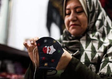 صناعة كمامات مطرزة في غزة
