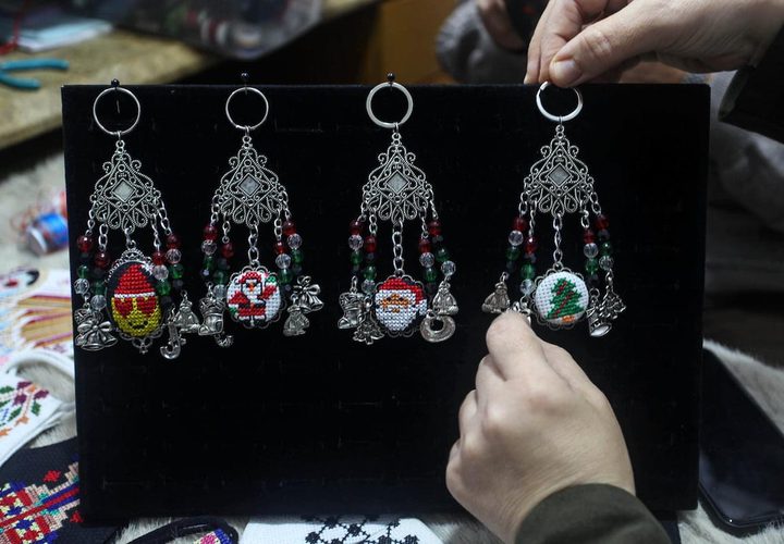 صناعة كمامات مطرزة في غزة