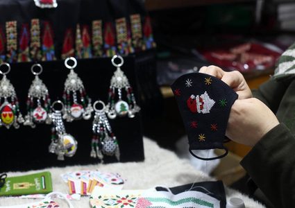 صناعة كمامات مطرزة في غزة