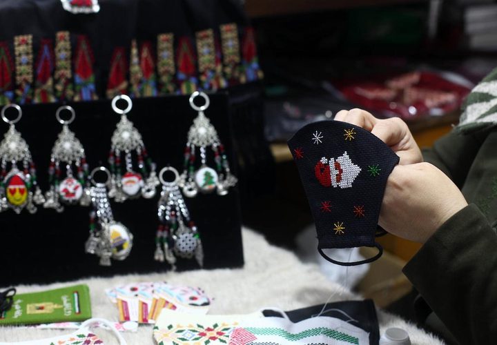 صناعة كمامات مطرزة في غزة