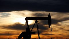 أسعار النفط تهبط مع تجدد مخاوف الطلب بفعل سلالة جديدة من كورونا