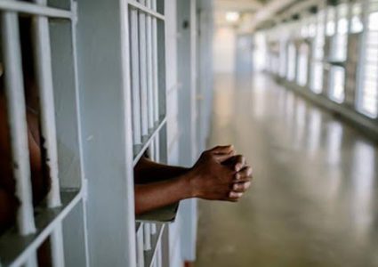 الحكم على أسير وتمديد اعتقال أسيرين آخرين