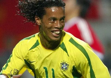 النجم البرازيلي رونالدينيو يطلب من عشاقه الصلاة والدعاء لوالدته