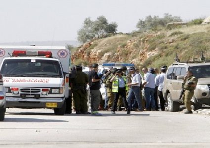 مستوطِنة تحاول دهس ثلاثة أطفال أشقاء في الخليل