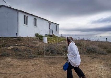 مستوطنون يضعون "كرفانا" على أراضي قرية أم الريحان في جنين