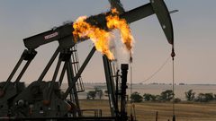 أسعار النفط تنخفض وتتكبد خسائر جديدة