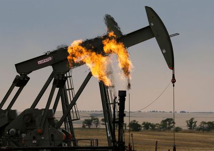 أسعار النفط تنخفض وتتكبد خسائر جديدة