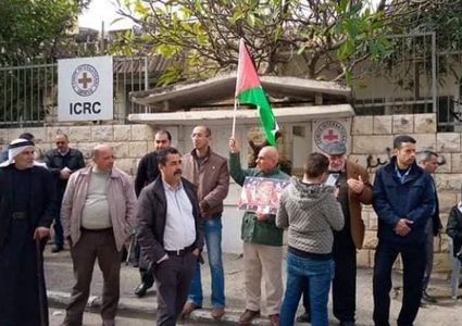 وقفة دعم واسناد للأسرى أمام مكتب الصليب الأحمر في طولكرم