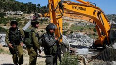 الاحتلال يهدم بركسات ومنشآت تجارية وكراجات شرق القدس