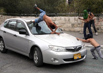 مستوطن يدهس مواطنا على مدخل بلدة نعلين