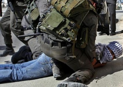 قوات الاحتلال تُنكل بـ 4 أسرى خلال اعتقالهم