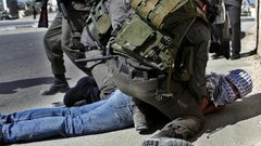 قوات الاحتلال تُنكل بـ 4 أسرى خلال اعتقالهم