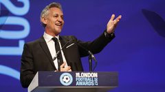 غاري لينيكر ينتقد بسخرية من خسارة أرسنال الكبيرة أمام مانشستر ستي