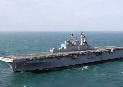 مدمرة أمريكية تصل قبالة سواحل الصومال لسحب القوات الأمريكية