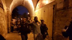 مستوطنون يهاجمون مركبات المواطنين قرب اللبن الشرقية