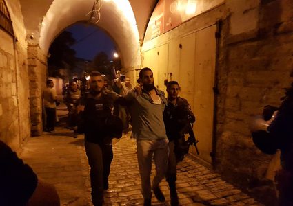 مستوطنون يهاجمون مركبات المواطنين قرب اللبن الشرقية