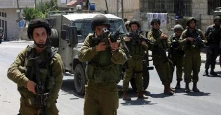 قوات الاحتلال تداهم منازل في قرية طورة جنوب جنين