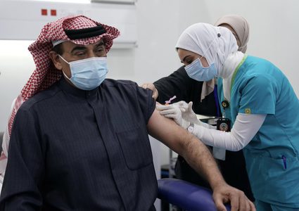 رئيس الوزراء الكويت يفتتح حملة التلقيح ضد كورونا