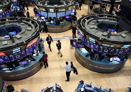 المستثمرون يراهنون على التعافي ويرفعون الأسهم الأمريكية