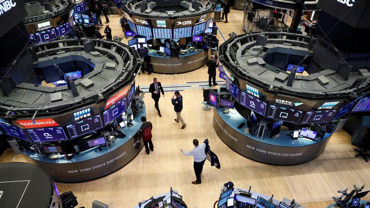 المستثمرون يراهنون على التعافي ويرفعون الأسهم الأمريكية