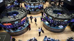 المستثمرون يراهنون على التعافي ويرفعون الأسهم الأمريكية