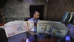 الليرة التركية تنخفض قبل اجتماع للمركزي