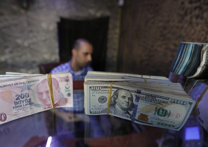 الليرة التركية تنخفض قبل اجتماع للمركزي