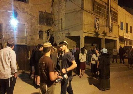 مستوطنون يهاجمون منازل ومركبات المواطنين قرب اللبن الشرقية