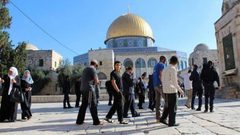 90 مستوطنا يقتحمون باحات المسجد الأقصى المبارك