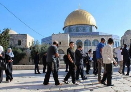 90 مستوطنا يقتحمون باحات المسجد الأقصى المبارك