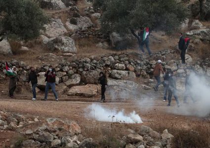 إصابات بالاختناق خلال قمع الاحتلال مسيرة سلمية شرق نابلس