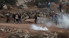 إصابات بالاختناق خلال قمع الاحتلال مسيرة سلمية شرق نابلس