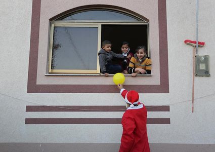 مواطنون يرتدون زي بابا نويل في خانيونس